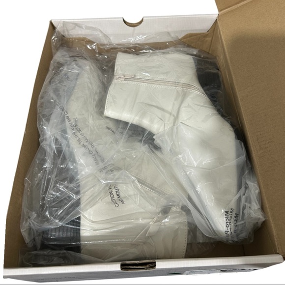 NIB Worthington Brookdale White Ankle Boots Sz 8.5 - Picture 9 of 10